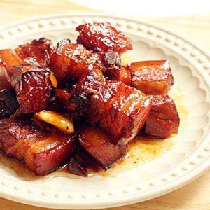 红烧肉的正宗做法，家庭版红烧肉的具体步骤好吃入味