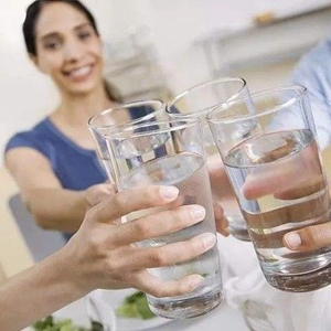 睡前喝水会水肿么？消除水肿这样做最有效