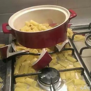 经典笑话：上班准备出门，只见老婆站在体重秤上