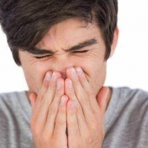 打喷嚏捂嘴原来是错的 打喷嚏的正确做法