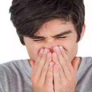 口臭影响交际产生负面情绪 这里有口臭的原因和治疗方法！