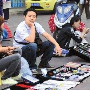 摆地摊卖什么最赚钱而且很受欢迎？2020夏天夜市里的商机