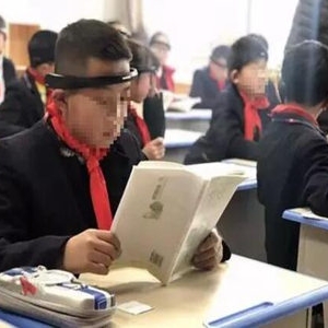 小学生戴头环走神引热议 网友：注意力和成绩没关系