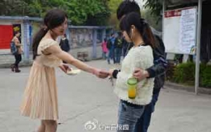 男扮女装卖卫生巾月收入过万，打出买卫生巾送女朋友口号