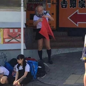大爷，你这是什么操作，这穿衣打扮也太潮流了