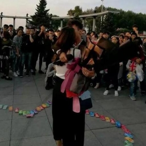 摆999盒避孕套表白女神，特殊的表白真心的爱，看到保时捷眼泪流下来 ...