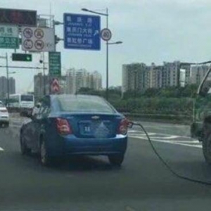 加油站喊你还油枪呢大哥