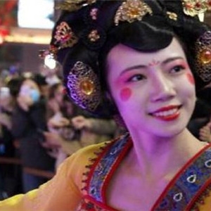 西安不倒翁女孩戴口罩演出 观众稀少也敬业