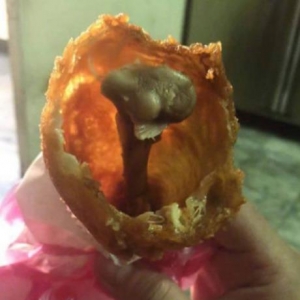 买了一个炸鸡腿咬一口,下一刻简直崩溃了