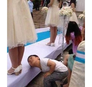 小孩子调皮挨揍的笑话，你先歇会，我来打！