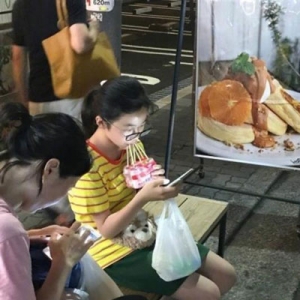 一个在路边喝养乐多的女生，这..就是有钱的感觉吗？
