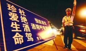 酒驾一次后悔一生，来看看那些酒驾被查与交警的奇葩事