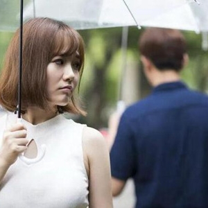 我在他没房没车没钱还选择他，他现在反倒觉得我不行了