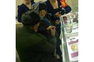拾荒老人用零钱为老伴买钻戒获赞最浪漫爱情
