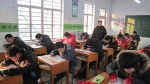 中学要求师生同场考试，教师：这是侮辱