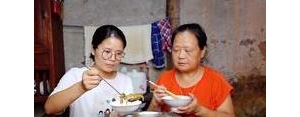 夸女孩子吃饭的句子,形容很晚吃晚饭的句子？