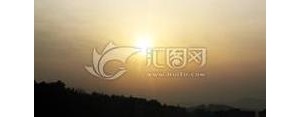 关于日出的句子50字左右,用红日初升、霞光万道、光芒四射和忽然描写太阳（不少于50字 ...