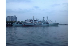 关于港湾和船的短句,一艘军舰一处港湾扩写句子？