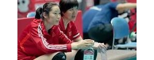 描写中国女排打排球时的句子,写学生认真学习打排球的句子？ ...