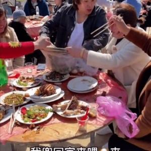 吃酒席抢菜的幽默句子,吃饭千万别打包幽默说说？