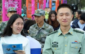 官宣和兵哥哥谈恋爱的句子,送人当兵的句子？
