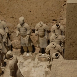 形容兵马俑壮观的句子,兵马俑像什么比喻句？