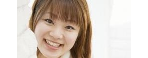 作文描写女生微笑的句子,形容女孩笑容灿烂的句子？