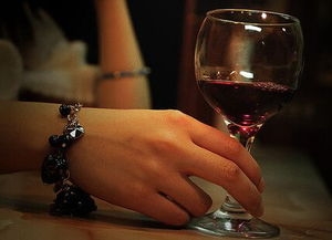 关于女人喝红酒的句子,红酒佳人句子？