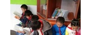 描写图书馆看书的句子,学校图书馆读书的情景写一段话？