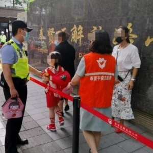 开学啦，爸爸将一年级女儿送错学校是怎么回事？