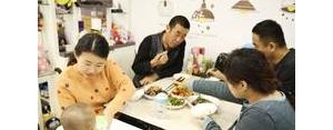 两顿饭并一顿饭的句子,两顿饭并在一起吃的文案？