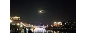 夜景照的朋友圈开心句子,夜景美景的心情句子？