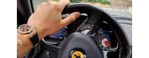 单手开奔驰发朋友圈的句子,单手开宝马什么意思？