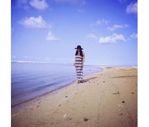 奔跑在海边的句子,阳光沙滩海边奔跑写几句话？