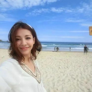 女孩子的句子,描写女孩外貌的句子20字？