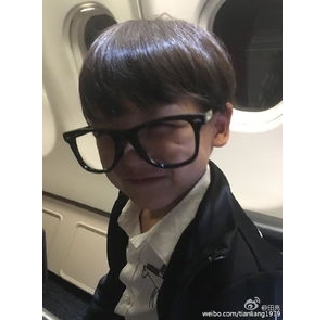 男宝宝戴眼镜的句子,儿子戴眼镜的说说？