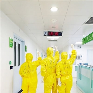 赞颂防护服的医疗人员的句子,形容穿防护服的辛苦的句子？