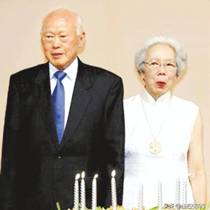 唯美文摘：葬礼上李光耀两次吻别相伴63年爱妻