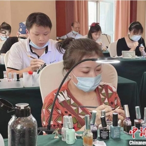 湖南益阳残疾女孩的创业故事：努力十年，只为遇见美