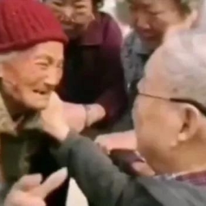 情感故事：失散54年夫妻重逢，奶奶一生未嫁，爷爷却已儿孙满堂