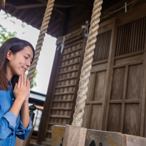情感故事：去庙路祈福时，意外偶遇曾经的女邻居，与她发生一段情
