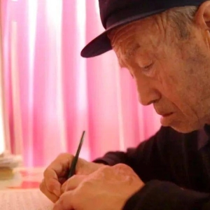 奇闻！儿媳妇给81岁公公布置“作业”，老爷子每天求表扬，网友：笑着笑着就哭了