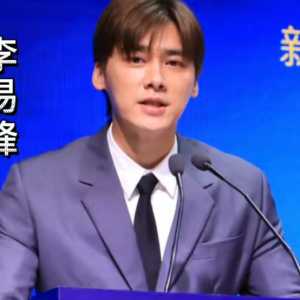 众星上央视新闻，陈宝国上台发言当场表白，佟丽娅蒋勤勤优雅露面
