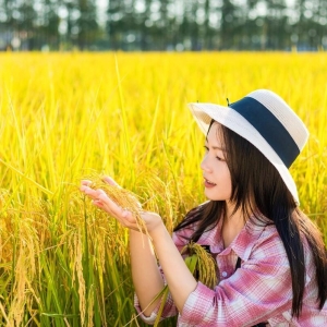 情感故事：爬山时偶发意外，被善良的乡村女人救下，难忘的一段情