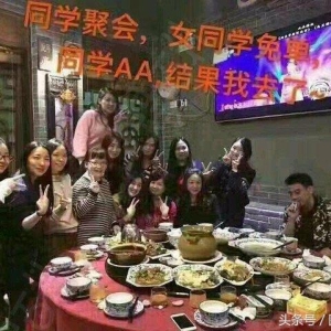图文笑话：跟一对小情侣拼桌吃饭，小伙子有点吃我醋了