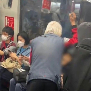 老人向年轻女子让座被拒，强行搬起的举动，是否合法？