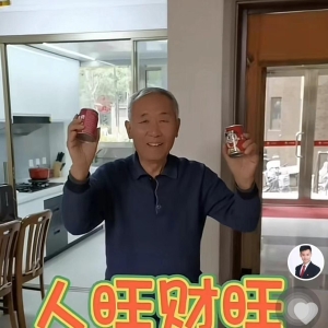 刘和刚携父母搬家一家十口罕露面，小10岁老婆惊艳，俩娃颜值似爸