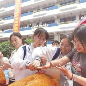 切烧猪、抽盲盒……这些高考“鼓劲氛围组”太赞了