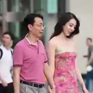 国企总经理与女子牵手逛街被拍!
