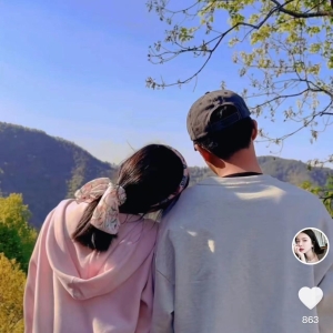 杜淳庆生甜蜜秀恩爱！紧搂老婆大方亲吻，女方一脸娇羞白嫩似少女